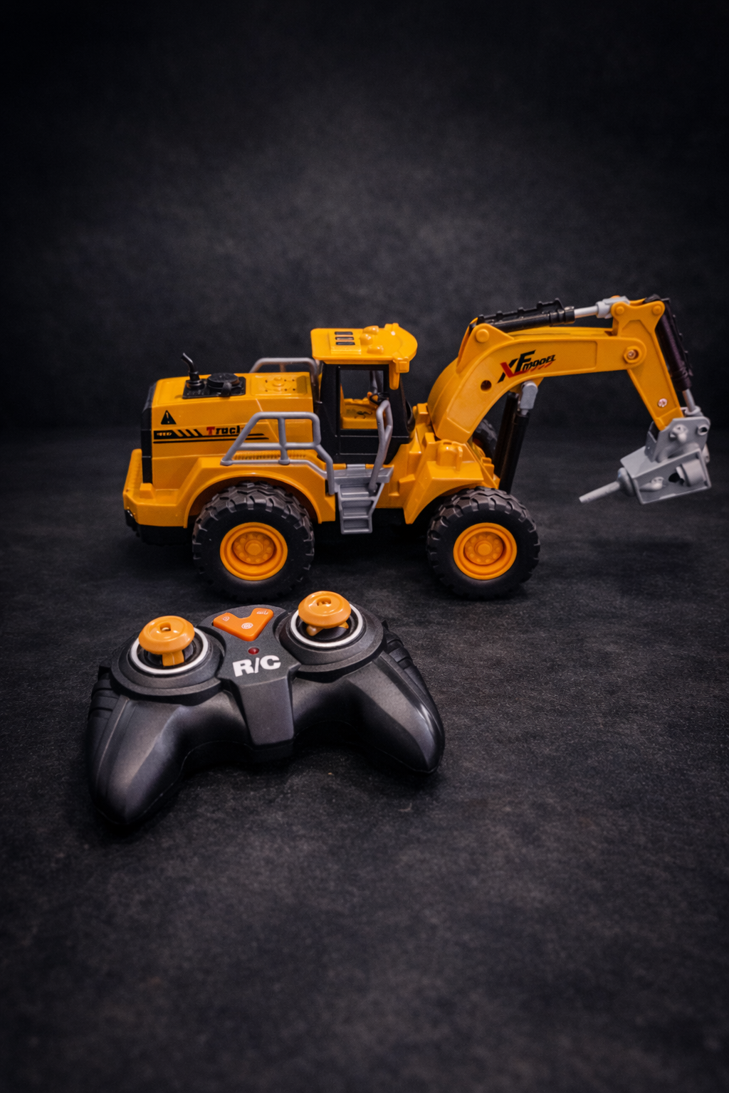 7 Channel 2.4GHz Remote Control Spray Truck Toy – RC Engineering Front Loader Construction Vehicle with Light & Spray Effect